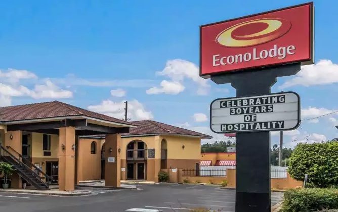 Econo Lodge Building