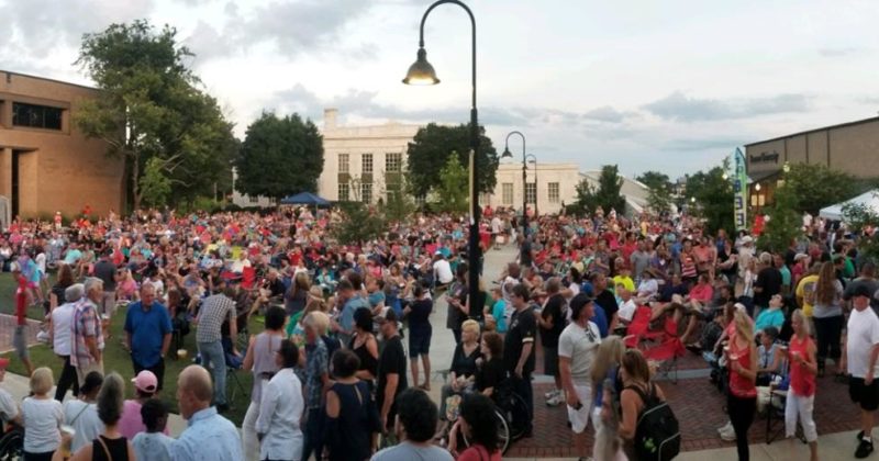 Roosevelt square full of people during a concert